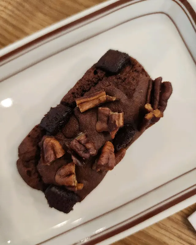 견과류가 토핑된 초콜릿 브라우니