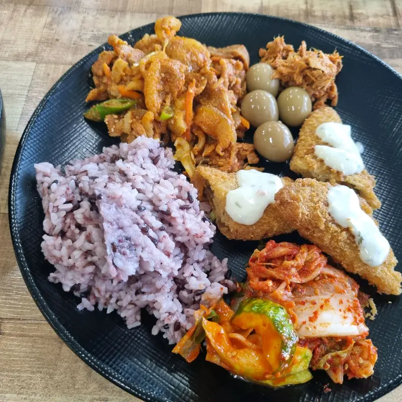 다채로운 메뉴 구성의 한상차림