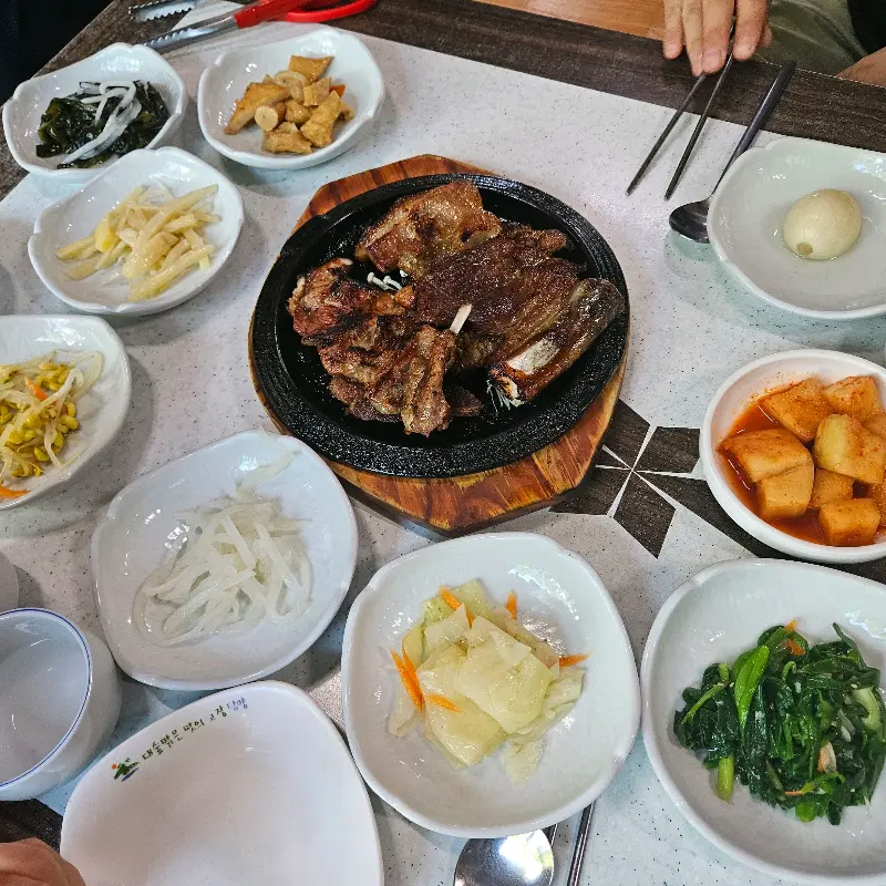 돼지갈비와 다양한 밑반찬
