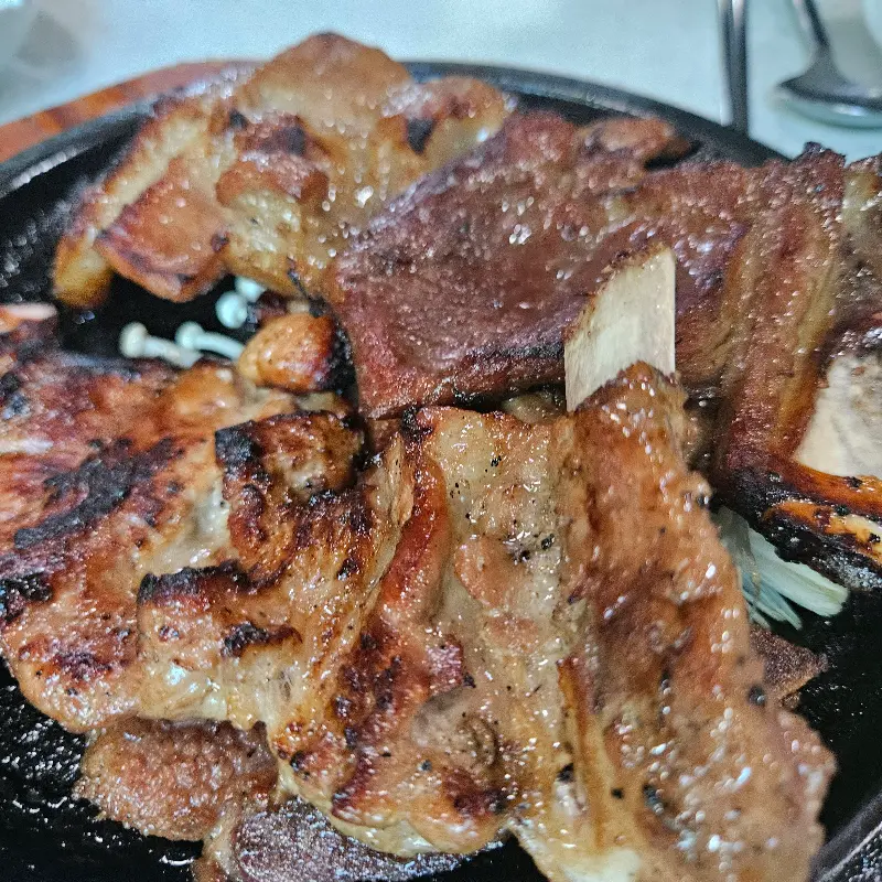 숯불 향이 가득한 돼지갈비