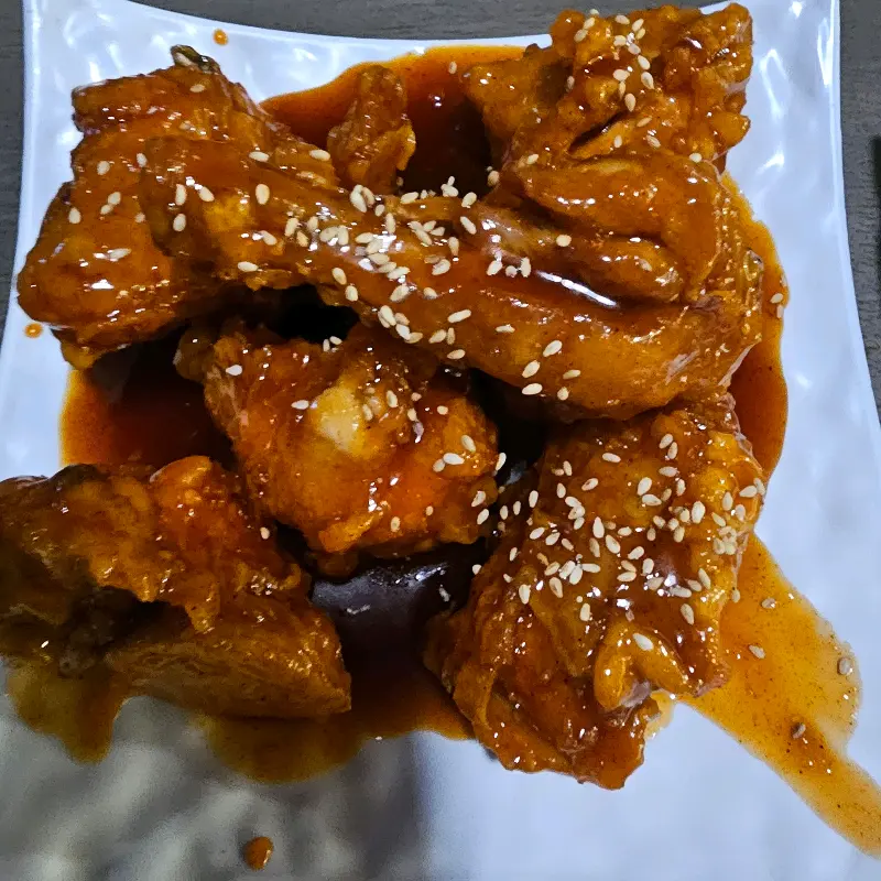 윤기가 자르르 흐르는 양념치킨