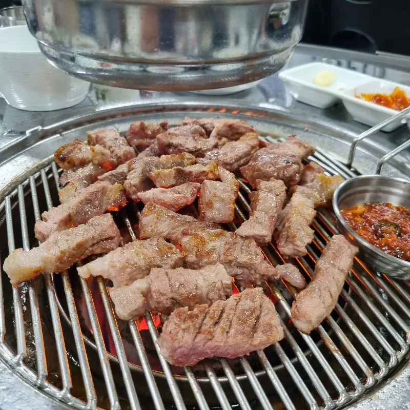 잘게 잘린 고기가 구워지고 있는 모습