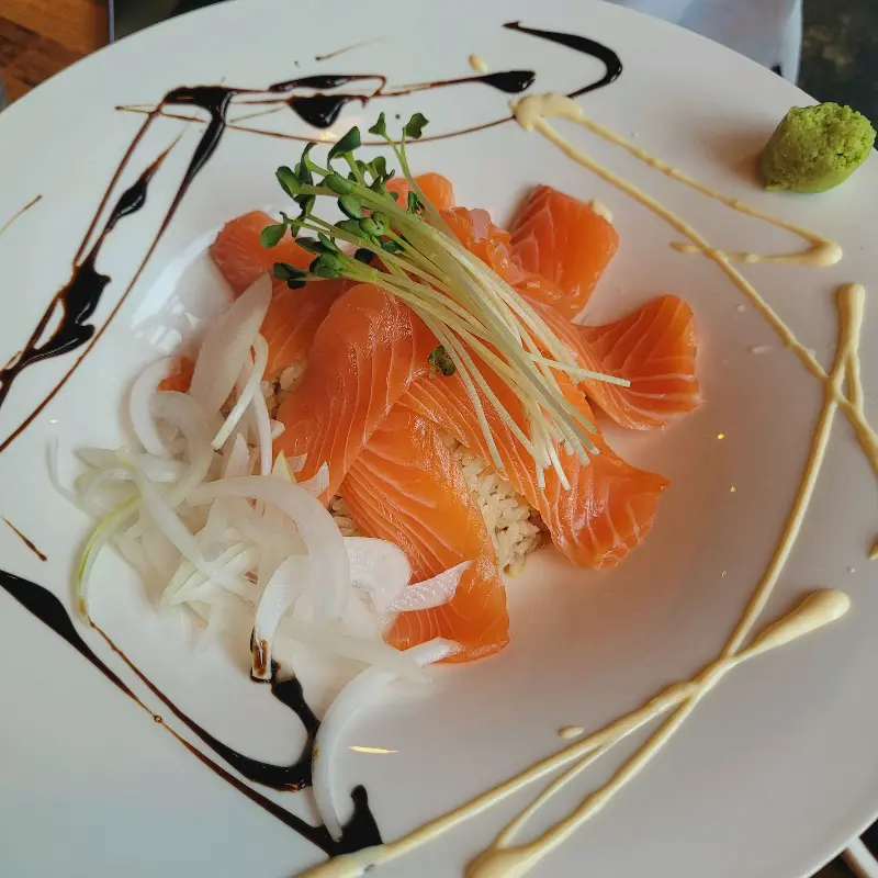 윤기가 흐르는 연어 덮밥