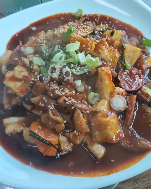 매콤달콤한 양념이 돋보이는 오징어볶음