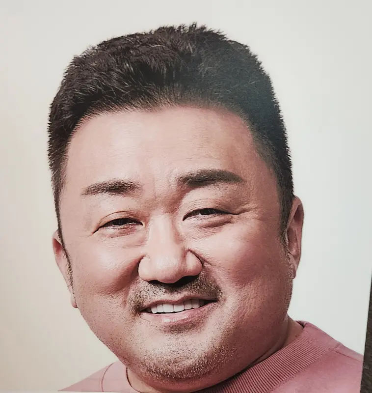 카페 내부의 테이블과 의자