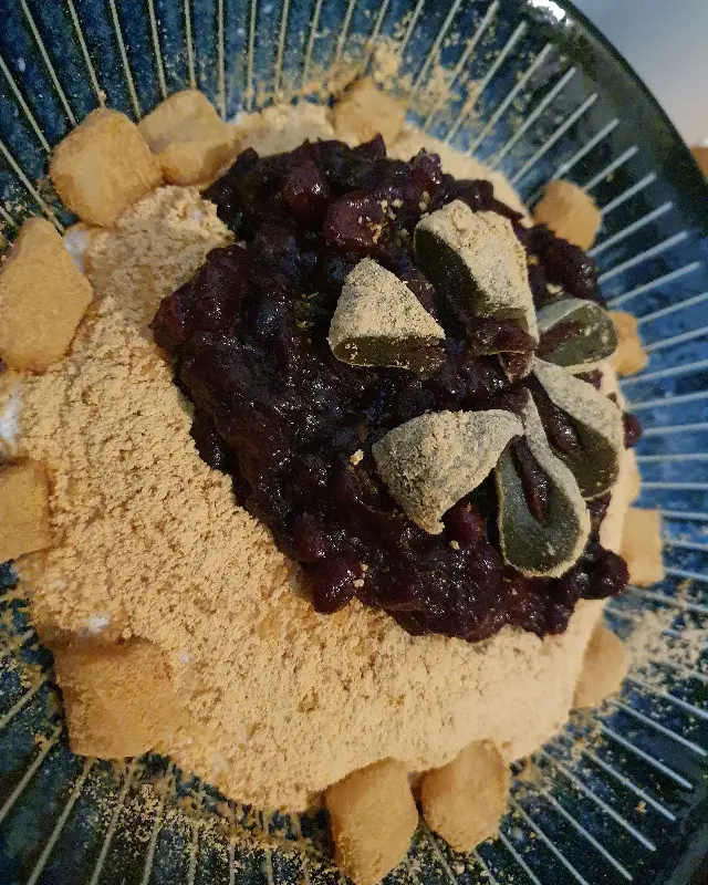 인절미 빙수, 팥과 떡이 조화롭게 올려져 있다.