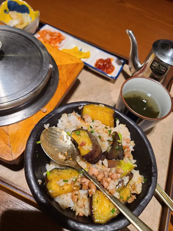 가지솥밥을 덜어먹는 모습