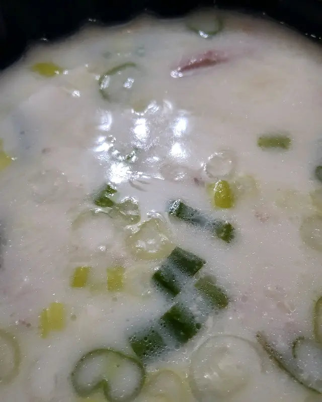 송송 썰린 파가 듬뿍 들어간 국밥