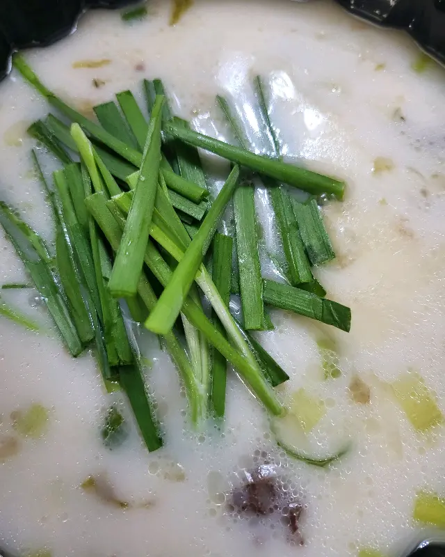 국밥에 넣어 먹는 부추