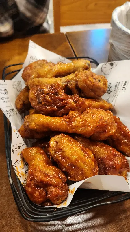 윤기가 자르르 흐르는 먹음직스러운 윙봉