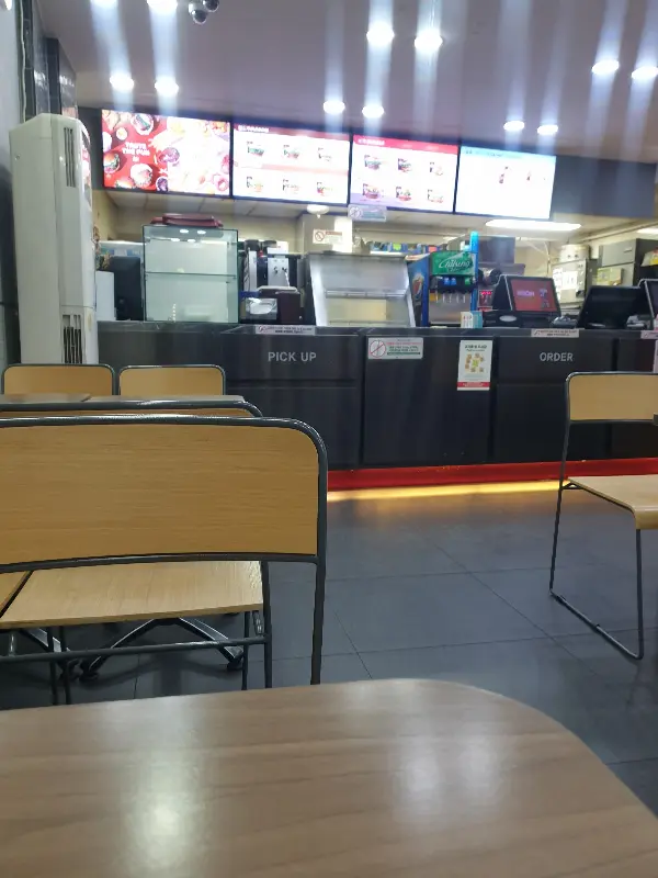 롯데리아 내부 전경