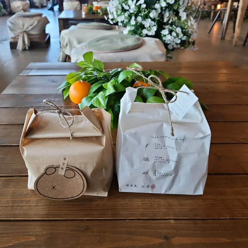 바다앞농장에서 판매하는 다양한 굿즈와 농산물