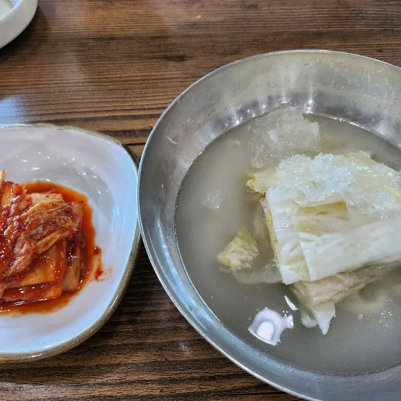 잘 익은 깍두기와 백김치