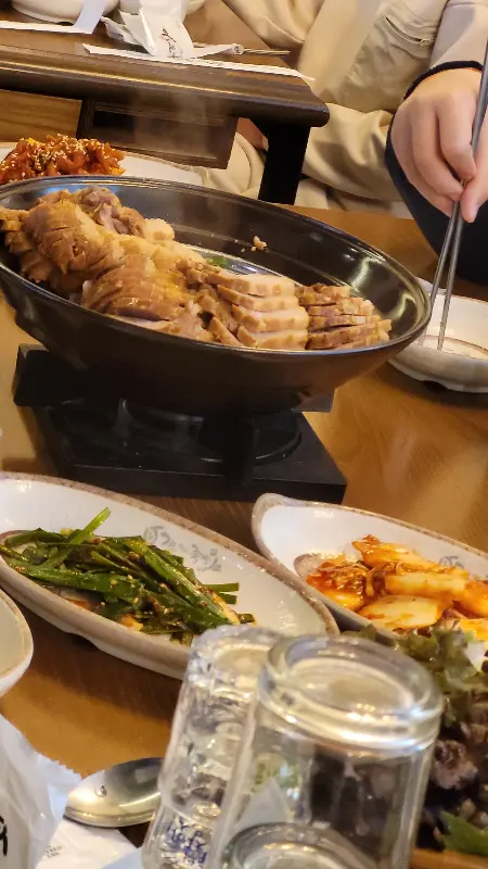 따뜻하게 데워져 나오는 족발