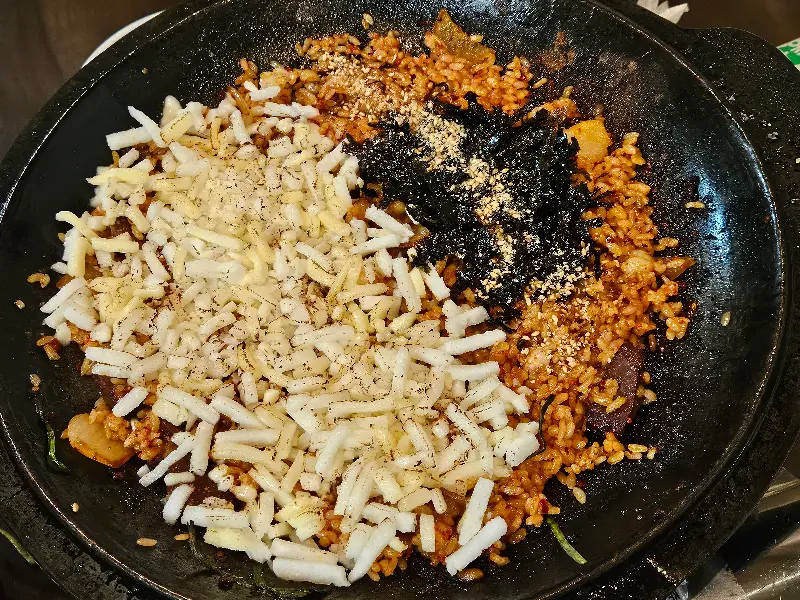 볶음밥 위에 치즈 추가, 이건 반칙 아니냐?