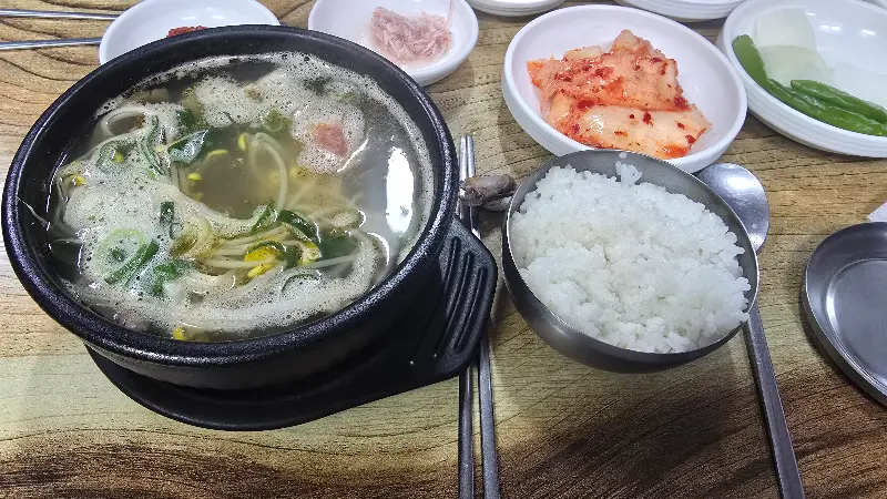 돼지국밥 한 상 차림