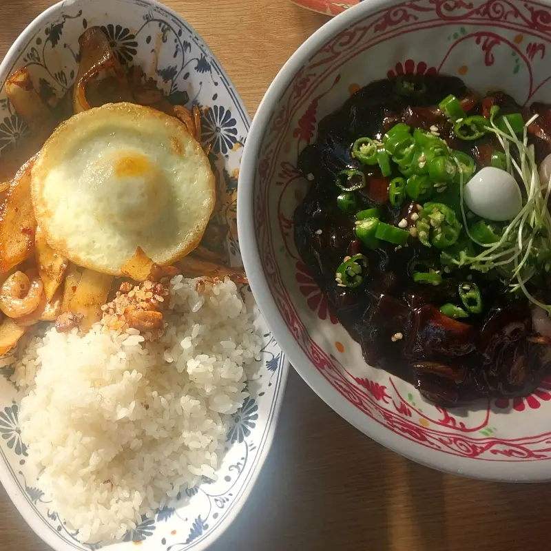 짜장 소스와 볶음밥의 조화