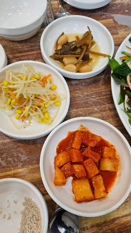 정갈하게 담겨 나온 밑반찬들