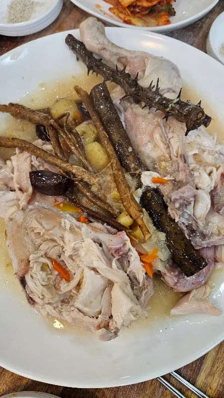 능이버섯과 함께 즐기는 오리백숙