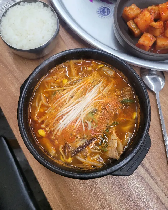 얼큰한 국물이 매력적인 얼큰국밥