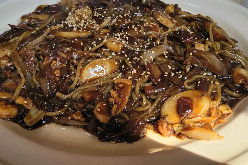 윤기가 좔좔 흐르는 쟁반짜장