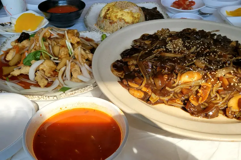 한상 가득 차려진 탕수육, 쟁반짜장, 볶음밥