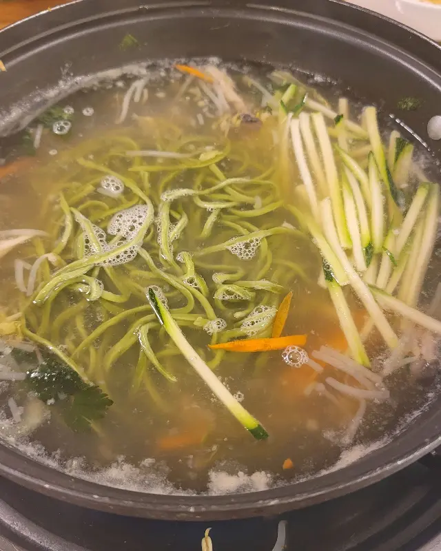 갖가지 채소와 꿩고기를 넣어 즐기는 꿩 샤브샤브