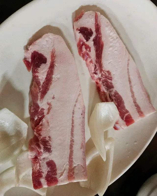 신선한 흑돼지 삼겹살