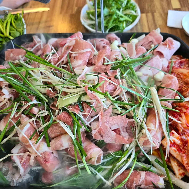 황칠오리 로스구이와 쌈 채소