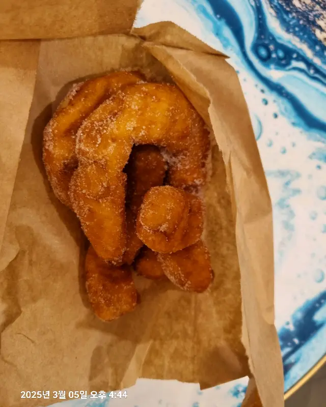 종이 봉투에 담긴 꽈배기