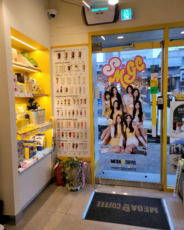 메가커피 출입문