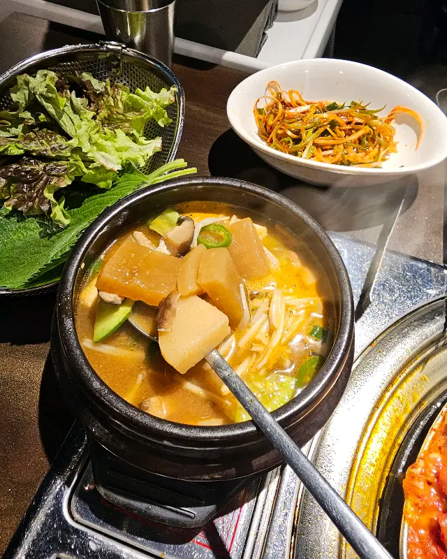 뚝배기에 담긴 된장찌개의 모습