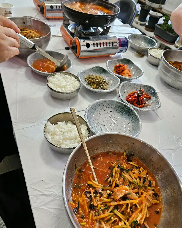 물회와 함께 나오는 다양한 밑반찬들