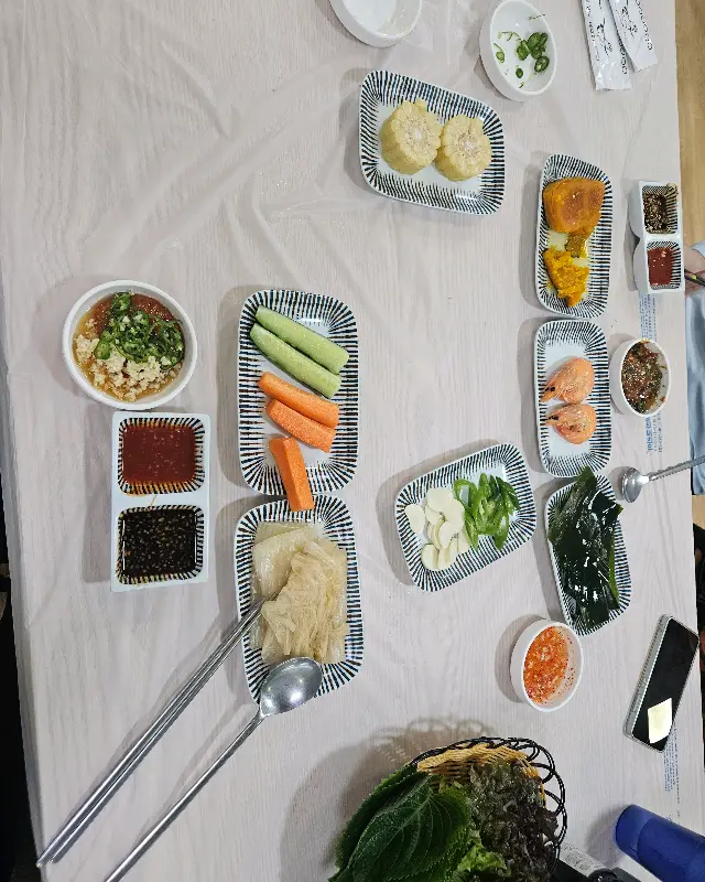 다채로운 밑반찬이 차려진 테이블 전경