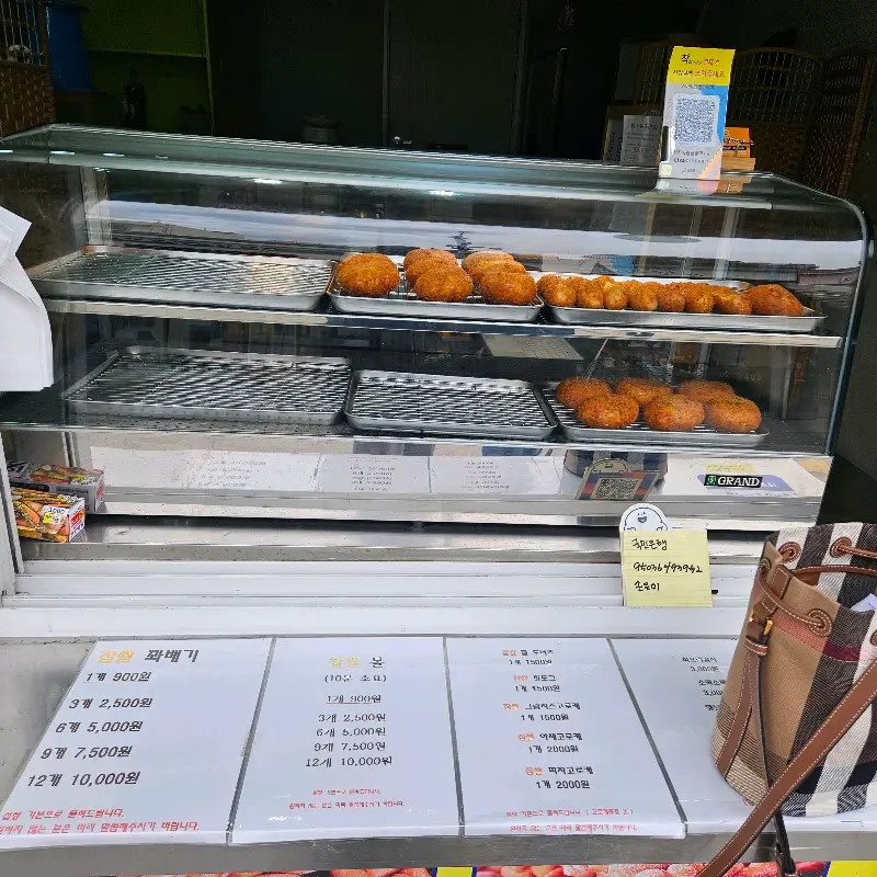 쇼케이스 안의 빵들