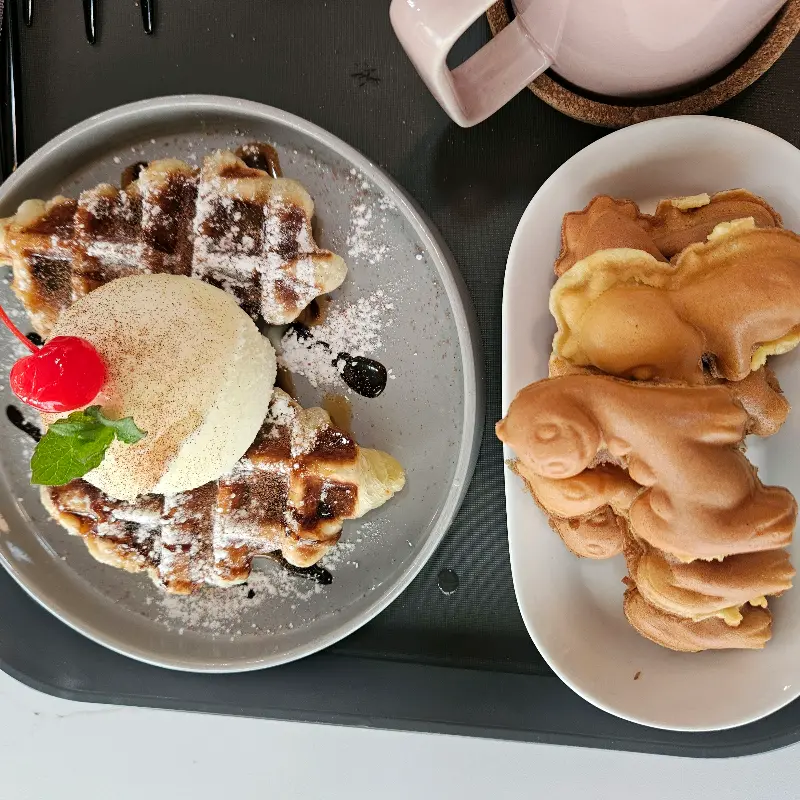 먹음직스러운 크로플과 공룡빵