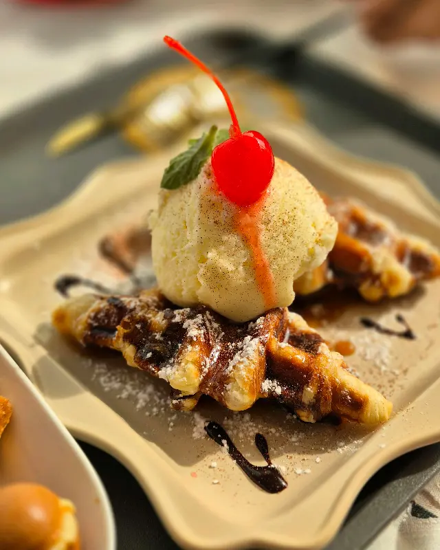 아이스크림이 올라간 달콤한 크로플