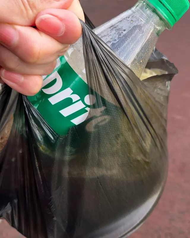 포장된 갈비와 음료