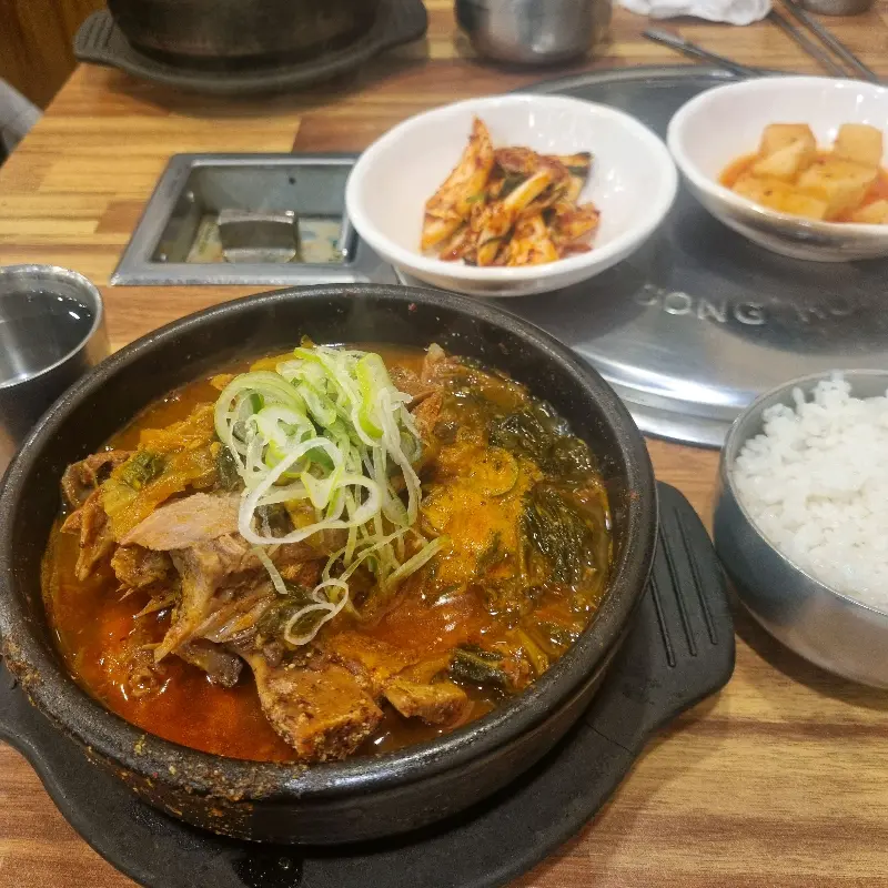 잘 익은 깍두기와 겉절이가 담긴 감자탕 한 상차림