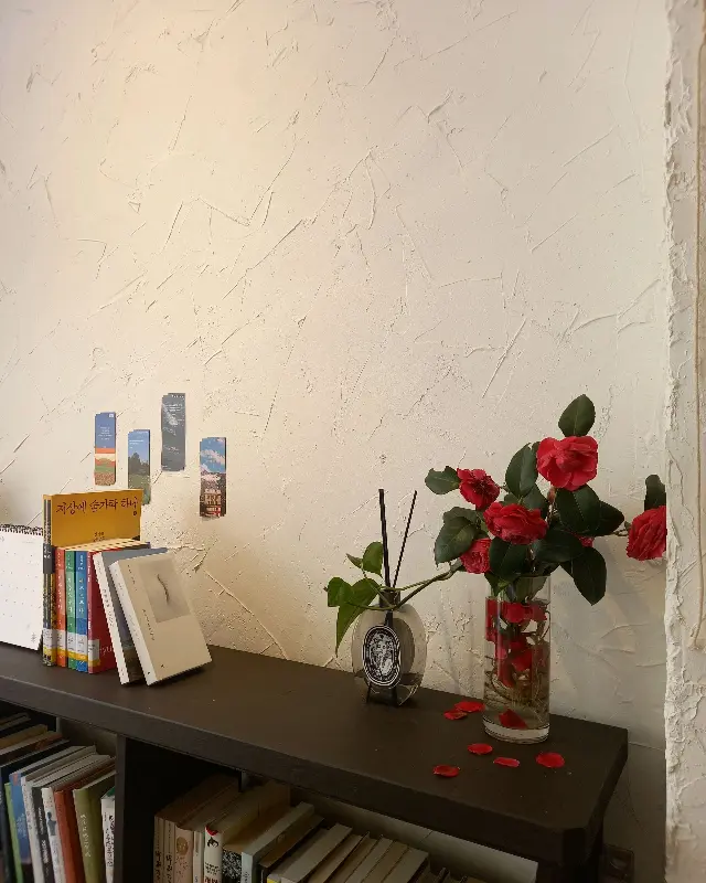 책과 꽃, 그리고 아늑한 공간