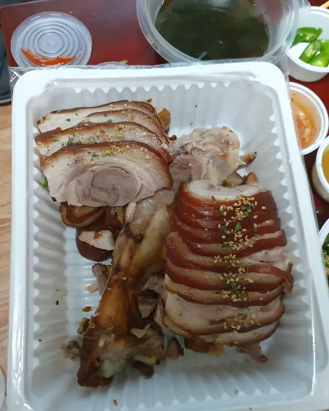 포장 용기에 담긴 족발