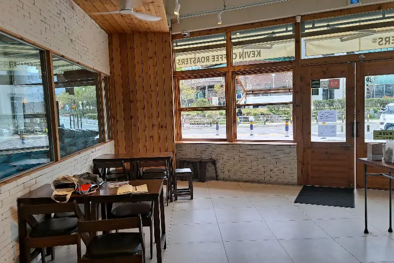 케빈커피로스터스 내부 좌석