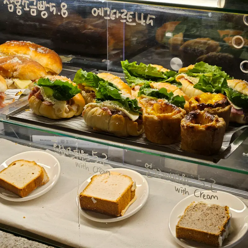 쇼케이스 안에 진열된 빵들의 모습