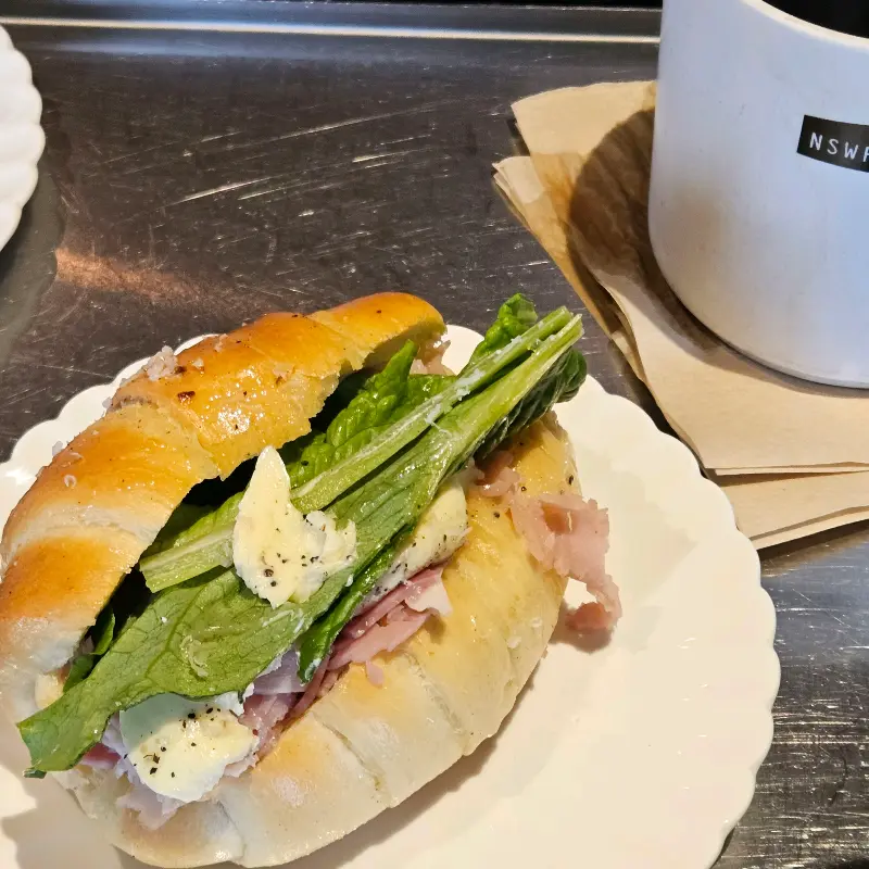 카페 내부 테이블 좌석