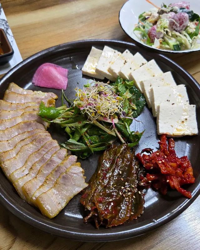 정갈하게 담겨 나온 두부와 보쌈