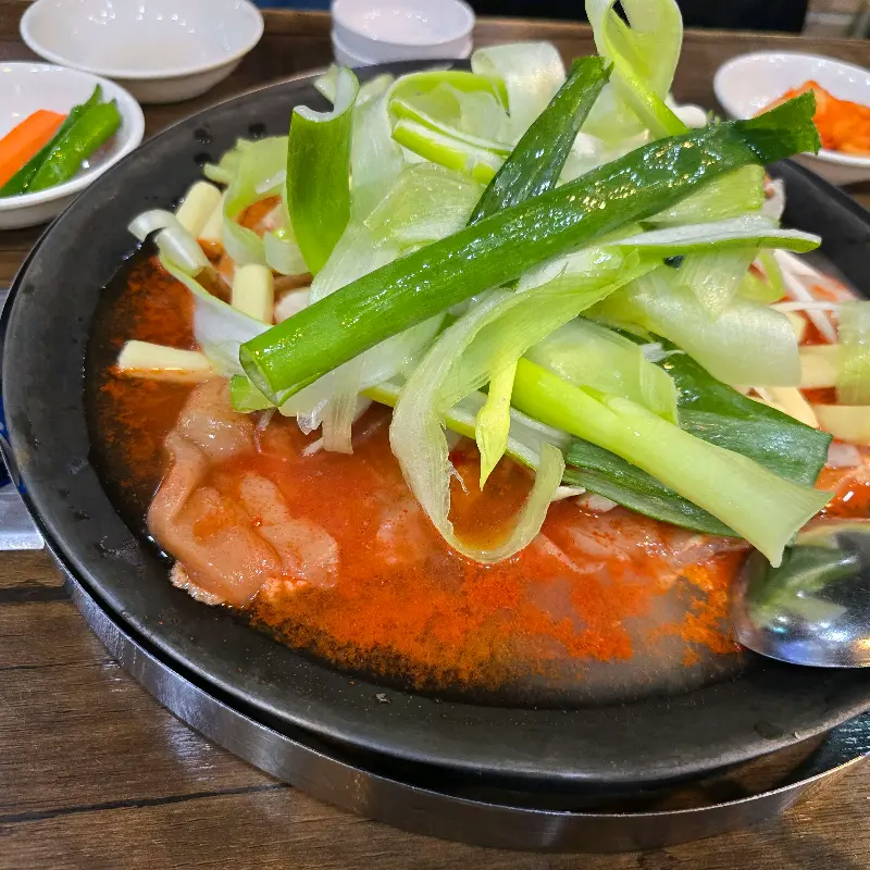끓기 전의 물닭갈비