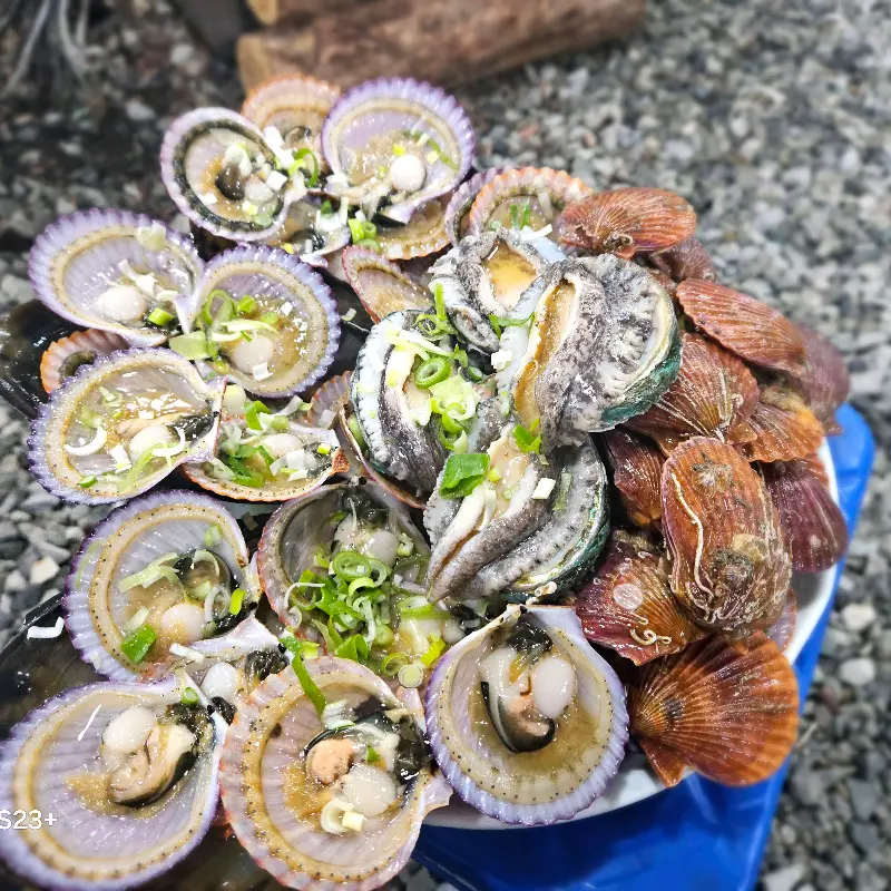 다양한 조개와 해산물이 가득한 모듬 조개구이