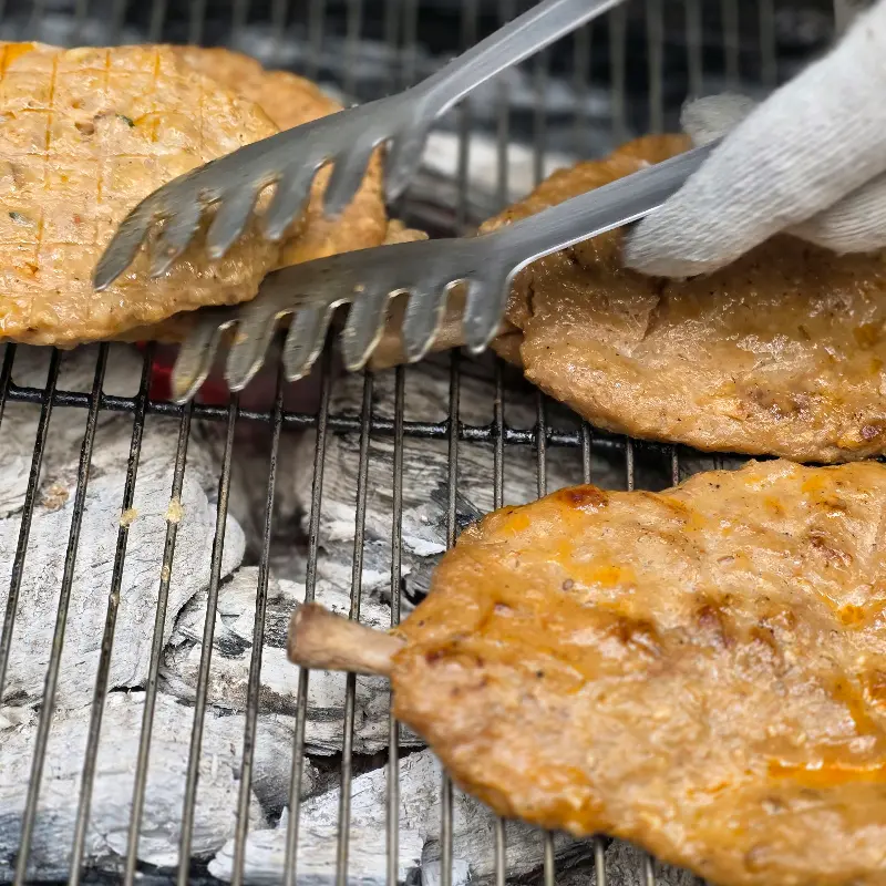 숯불 위에서 구워지는 떡갈비