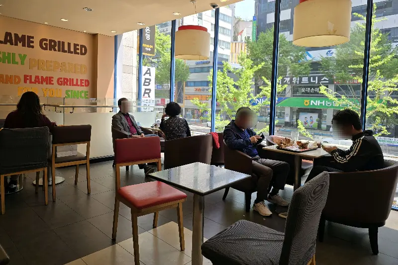 혼밥하기 좋은 테이블 좌석