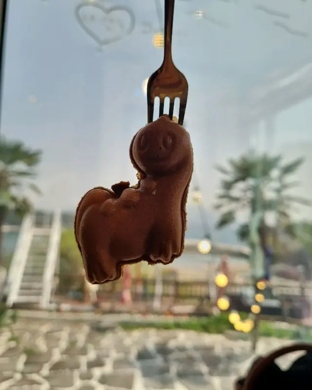 귀여운 공룡 모양의 빵